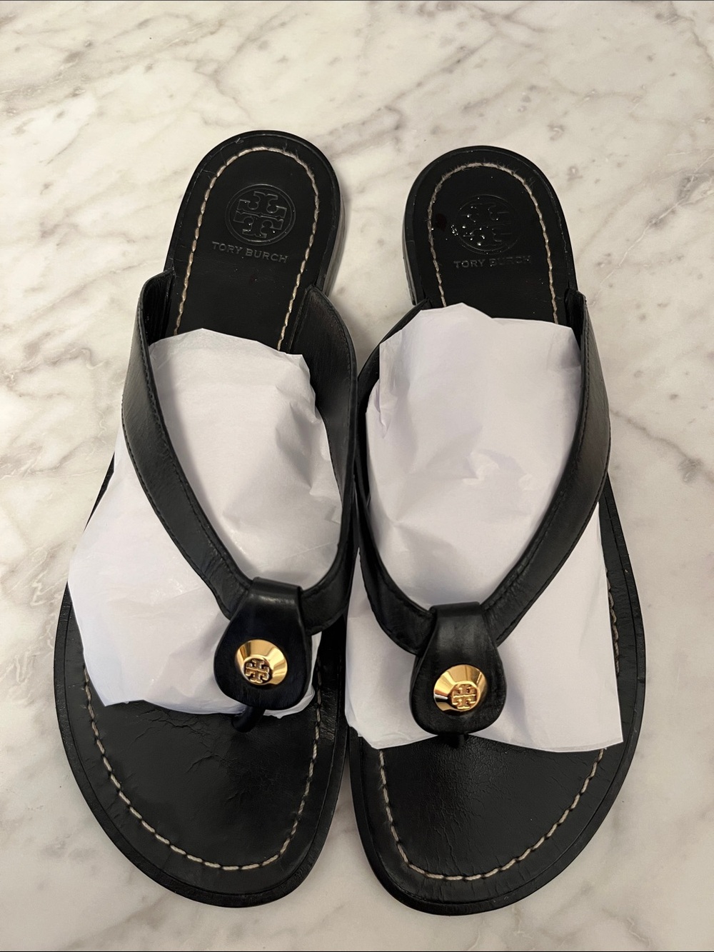 Tory Burch Black Leather Thong Sandals with Gold Logo Disc - Picture 2 of 4